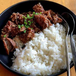 ข้าวเนื้อตุ๋นผัดพริกไทยดำ