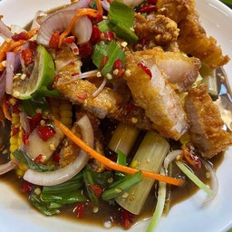 ยำสามชั้นทอดกรอบ