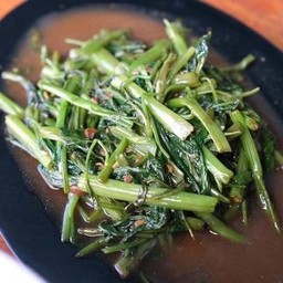 ผัดพักบุ้งไฟแดง