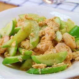 ข้าวผัดแตงกวาใส่ไข่