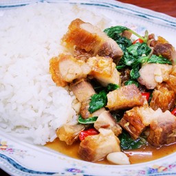 ผัดกะเพราหมูกรอบราดข้าว