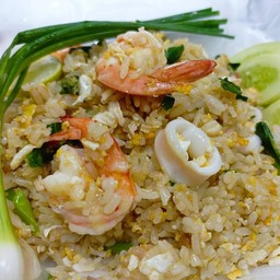 ข้าวผัดทะเลกุ้งหมึก
