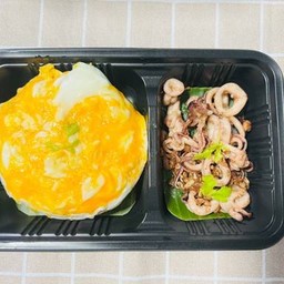 ข้าวปลาหมึกทอดกระเทียม