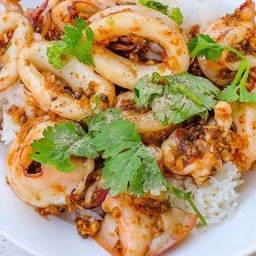 ข้าวปลาหมึกกระเทียม