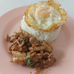 ข้าวราดผัดกระเทียมพริกไทย ฟรีไข่ดาว