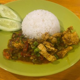 ผัดเครื่องแกงไก่