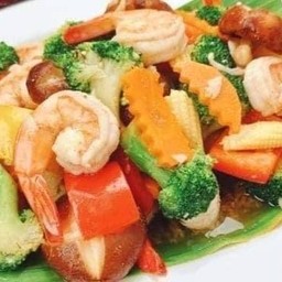 ผัดผักรวมใส่กุ้ง