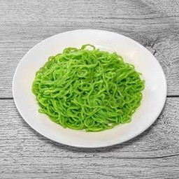 บะหมี่ลวกทานที่โต๊ะ