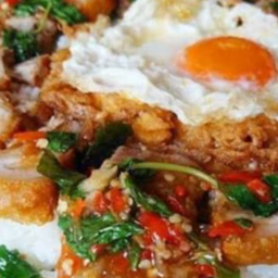 ข้าวกะเพราหมู 3 ชั้น+ไข่ดาว