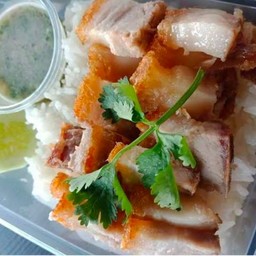 ข้าวหมูกรอบน้ำจิ้มซีฟู้ด