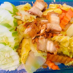 ข้าวผัดผักรวมหมูกรอบ