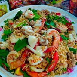 ยํามาม่ารวมมิตร (หมูสับ กุ้ง ปลาหมึก)