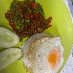 ผัดกระเพราเนื้อไข่ดาว
