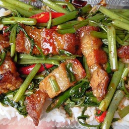 ผัดผักบุ้งหมูกรอบ เป็นกับข้าว