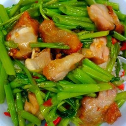 ผัดผักบุ้งหมูกรอบ