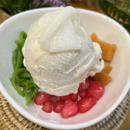 ไอศครีม  ลอดช่อง ทับทิมกรอบ มันหวาน มะพร้าวอ่อน