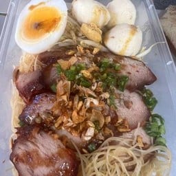 หมี่คลุกหมูแดงลูกชิ้น