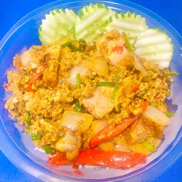 ข้าวผัดผงกะหรี่หมูกรอบ