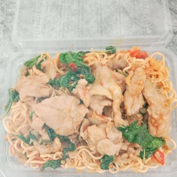 กะเพรามาม่าหมูชิ้น