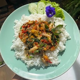 ข้าวกระเพราปูบวกไข่ปู
