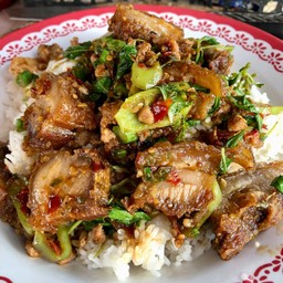 ข้าวกระเพราหมูกรอบราดข้าว