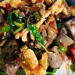 กะเพราเครื่องในรวมเนื้อไก่ราดข้าว