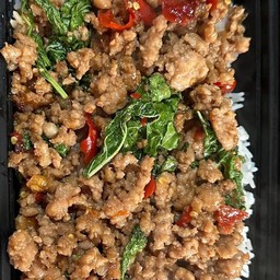 ข้าวราดกระเพาไก่สับ