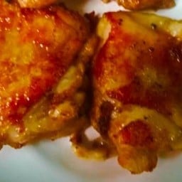 ข้าวสะโพกไก่ย่างหนังกรอบ 2 ชิ้น