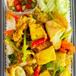 ข้าวผัดผงกระหรี่ปลาหมึก