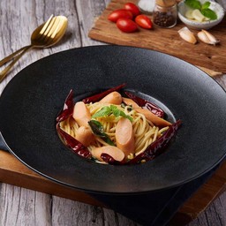 สปาเก็ตตี้ผักพริกแห้งไส้กรอก