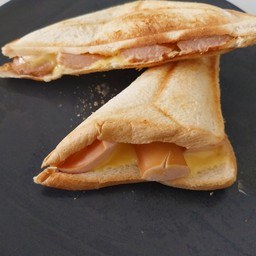 แซนวิซอบร้อน ไส้กรอกไก่รมควันหนังกรอบ+ชีส