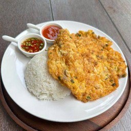 ข้าว ไข่เจียว พร้อมน้ำซุป (Thai Omelette with Rice)