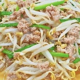 ข้าวราดผัดถั่วงอกหมูสับ