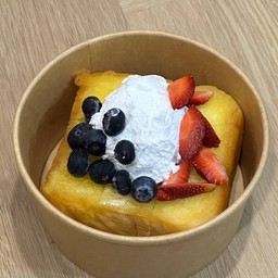 โทสต์  สตอร์เบอร์รี่ บลูเบอร์รี่ วิปครีม