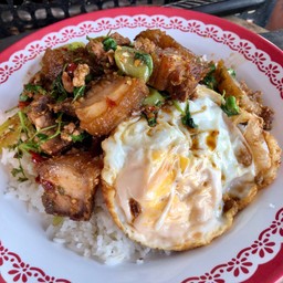 กระเพราหมูกรอบราดข้าว+ไข่ดาว
