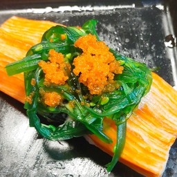 ซูชิข้าวปั้นปูอัดยำสาหร่าย