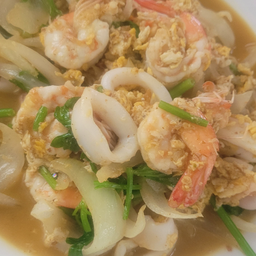 ปลาหมึกผัดผงกะหรี่ (กับข้าว)