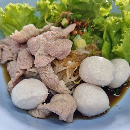 ก๋วยเตี๋ยว(น้ำ)ลูกชิ้นหมู,หมูสด