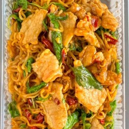 ผัดกระเพรามาม่าหมูหมัก(ร้านได้จากไลน์แมน60฿)