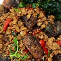 กระเพรา ไข่เยี้ยวม้า+หมูสับ