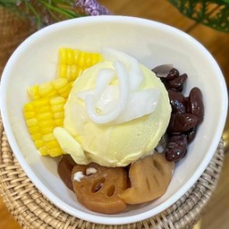 ไอศครีม  ข้าวโพด รากบัว ถั่วแดง มะพร้าวอ่อน