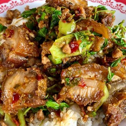 กระเพราหมูกรอบเป็นกับข้าว