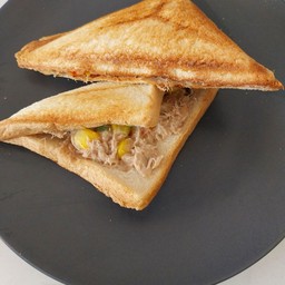 แซนวิซอบร้อน ทูน่าน้ำสลัดผักสามสี