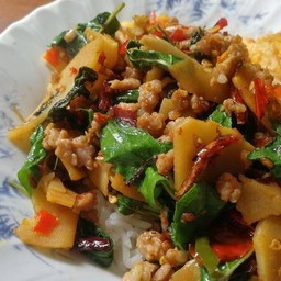 กระเพราหมูสับหน่อไม้ดองราดข้าว