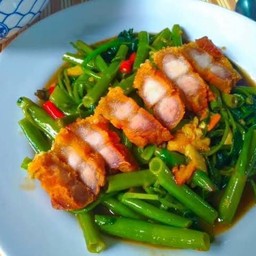 ผัดผักบุ้งหมูกรอบ