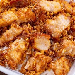 ข้าวหมูกรอบกระเทียม