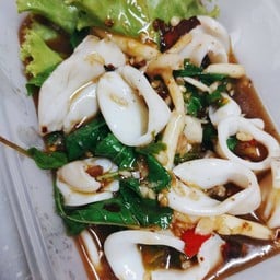 กะเพราคั่วพริกแห้งปลาหมึก