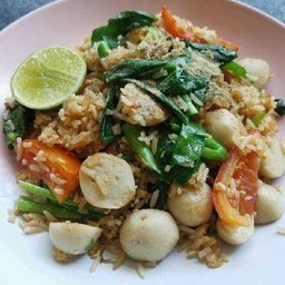 ข้าวผัด ลูกชิ้นปลา
