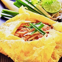 ผัดไทยห่อไข่
