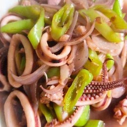 ผัดพริกหยวก ปลาหมึก